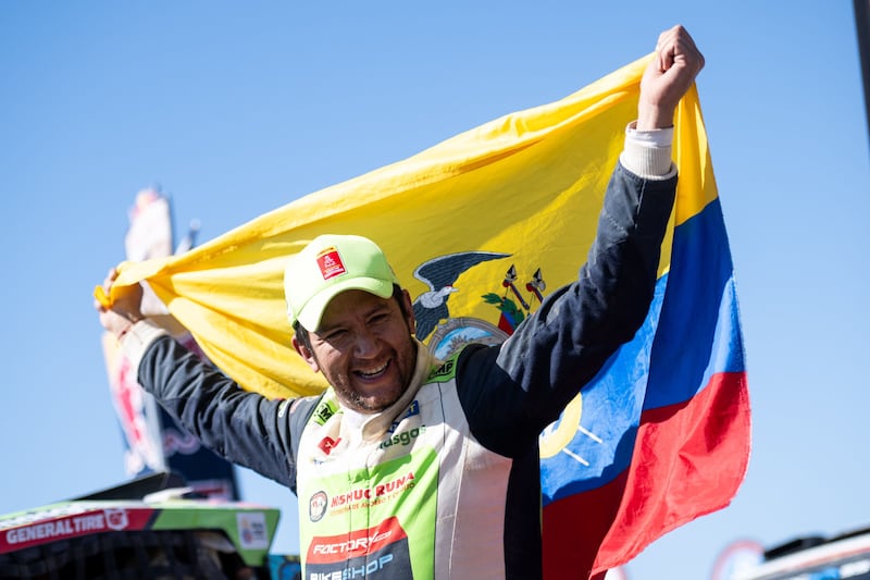 Guayasamín orgulloso con la bandera del Ecuador.