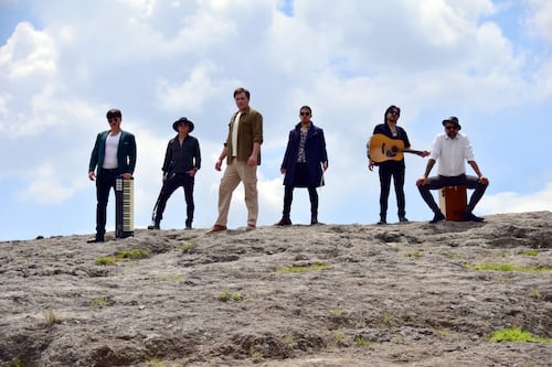 Los Caverna: la banda ecuatoriana que pasó de tocar en la calle a grabar su álbum “Nuevo Viaje” en Buenos Aires