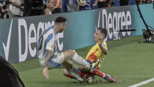 Lionel Messi en una jugada ante Santiago Arias