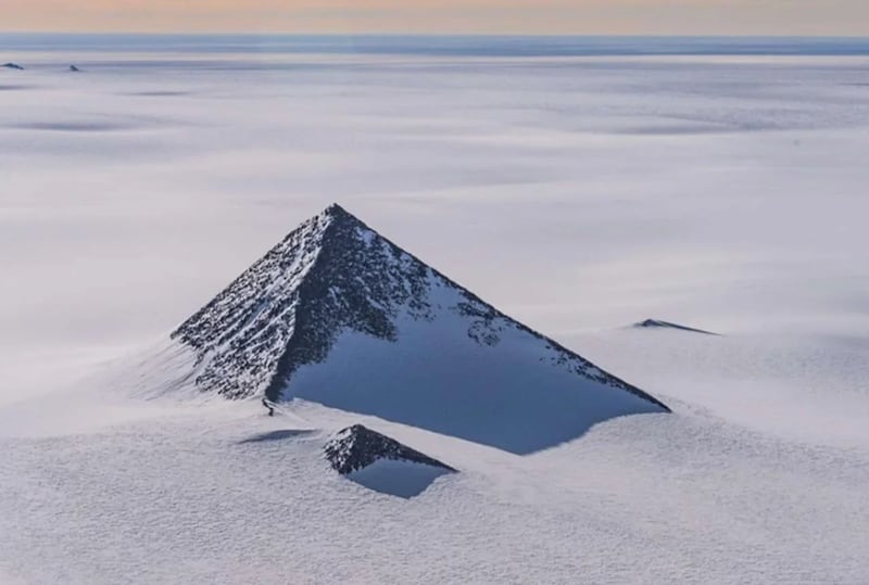 Pyramid Mountain en las Montañas Quartermain de la Antártida