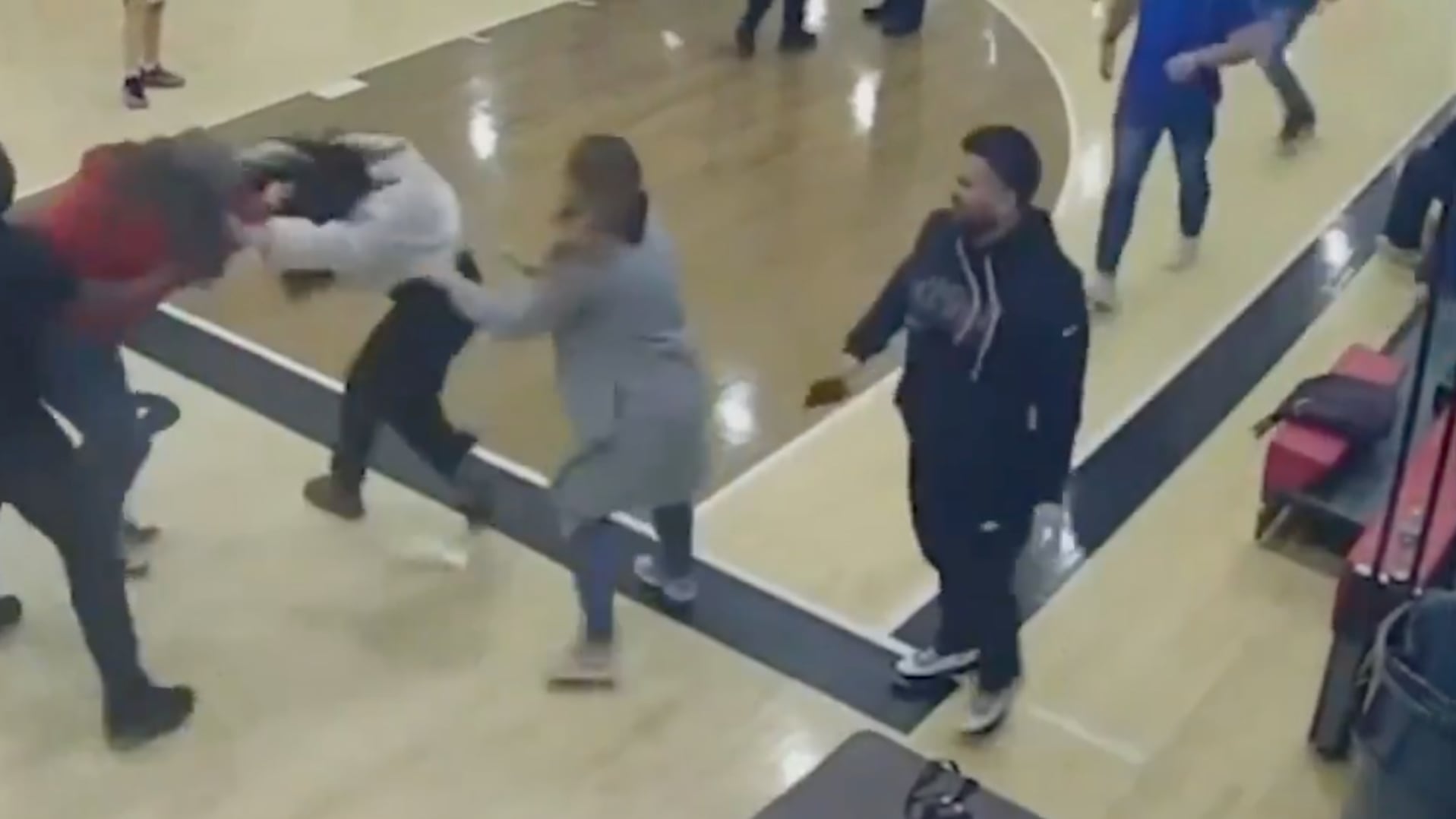 Madres de familia se pelean violentamente tras un partido escolar