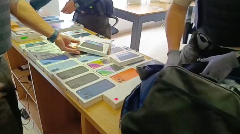 El golpe que no fue: intentaron llevarse USD 50.000 en celulares, pero la Policía los atrapó en Quito