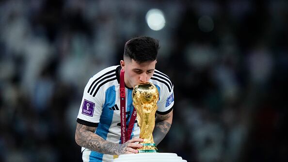 Enzo Fernández besando la Copa del Mundo de Qatar 2022