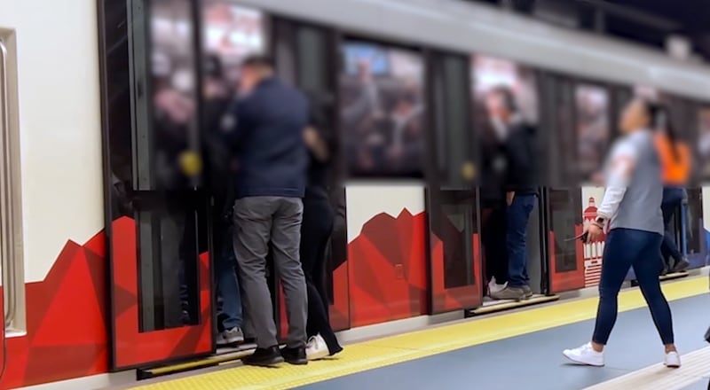 Metro de Quito desarrollará campaña para el buen uso de puertas y anuncia cambios en su uso