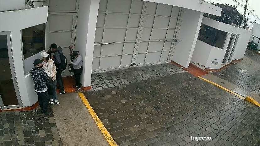 Forzaron la entrada de su casa, lo ataron y se robaron cerca de USD 18.000 en Quito