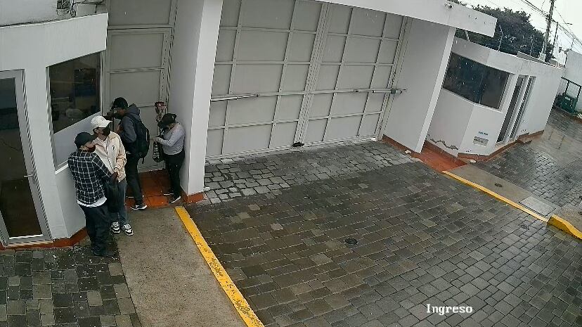 Forzaron la entrada de su casa, lo ataron y se robaron cerca de USD 18.000 en Quito
