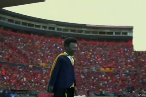 ‘Bizarro’ homenaje: Muñeco gigante de Pelé con la ‘bragueta abierta’ generó controversia en Brasil
