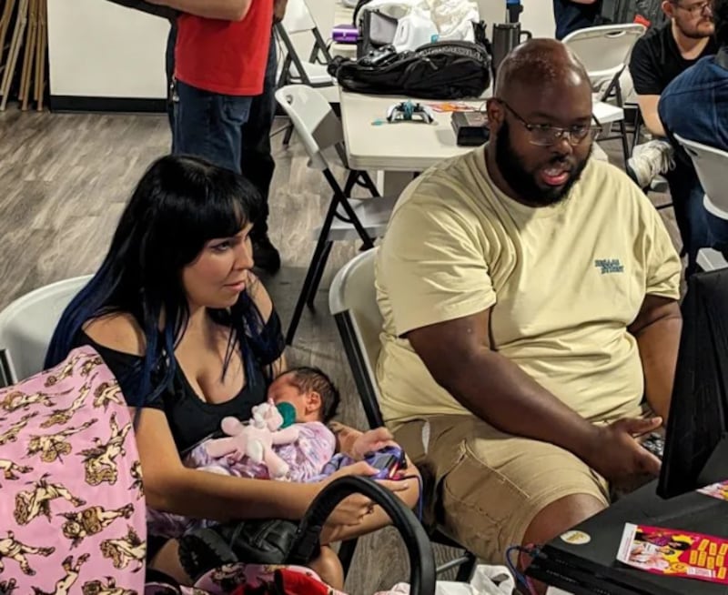 madre gana torneo de Mortal Kombat con su hija recién nacida