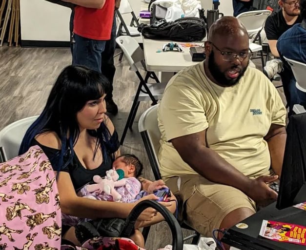 De la cuna al podio: madre gana torneo de Mortal Kombat con su bebé