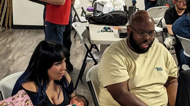 madre gana torneo de Mortal Kombat con su hija recién nacida