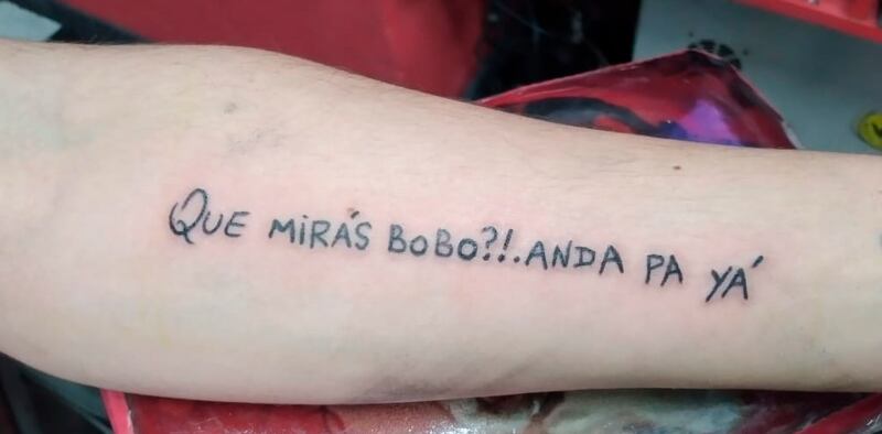 Una mujer de 68 años se tatuó el que miras bobo de Lionel Messi