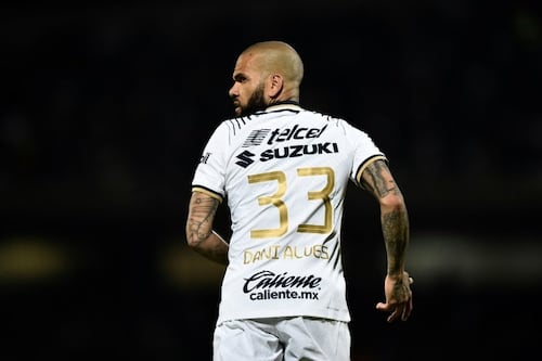 Él es el único amigo que visita a Dani Alves en la prisión