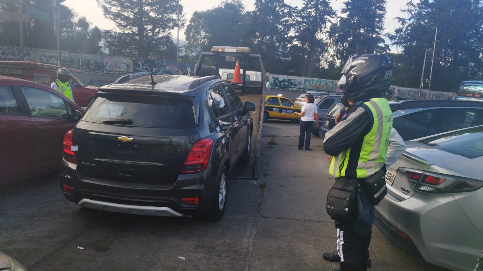 Vehículos mal parqueados cerca del Rodrigo Paz Delgado