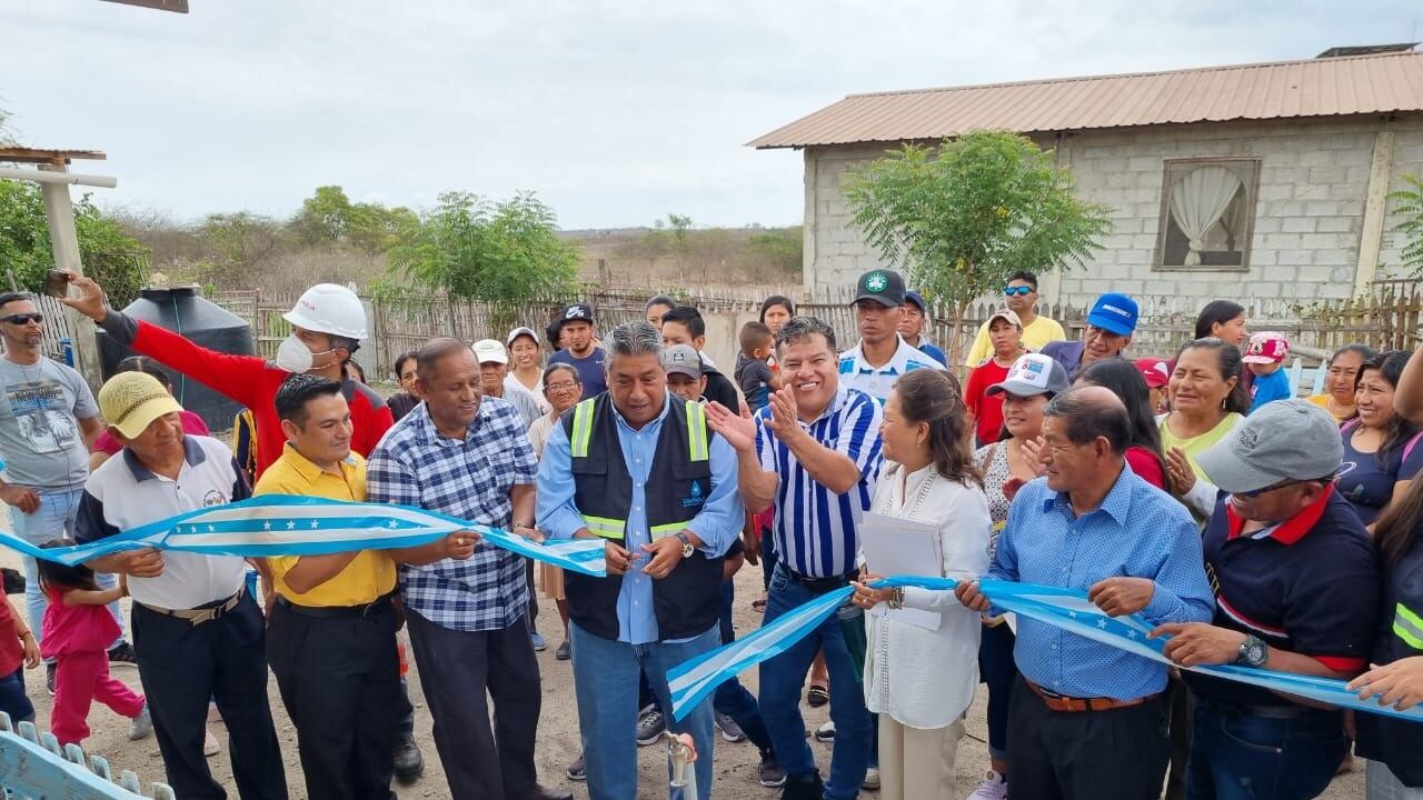 El gerente de EMAPAG-EP, Fidel Valdivieso, inaugura el sistema de agua.