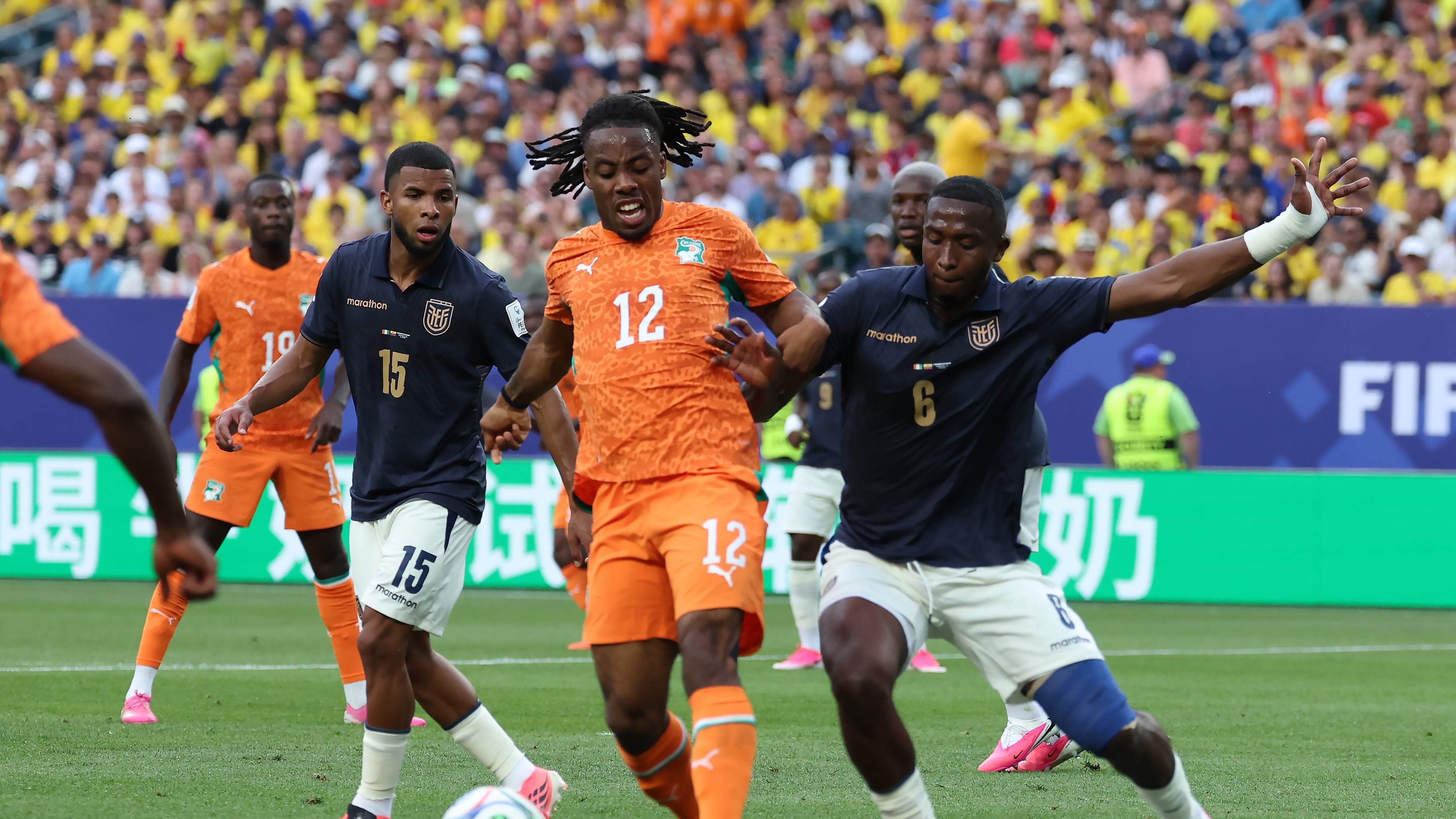 GR1079. FILADELFIA (ESTADOS UNIDOS), 14/06/2026.- Elye Wahi (c) de Costa de Marfil disputa el balón con Willian Pacho (d) de Ecuador este domingo, durante un partido del grupo E del Mundial de la FIFA 2026 entre Costa de Marfil y Ecuador en el estadio Lincoln Financial Field en Filadelfia (Estados Unidos). EFE/ Sebastiao Moreira