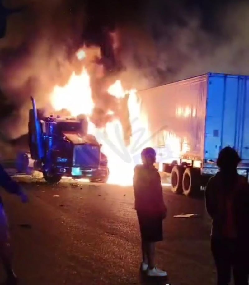 Dos vehículos pesados se incendiaron tras impactarse en la vía Alóag, en Mejía