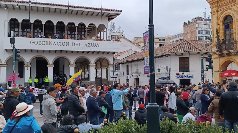 Transportistas del Azuay salen a las calles de Cuenca para pedir la derogatoria del aumento del diésel.