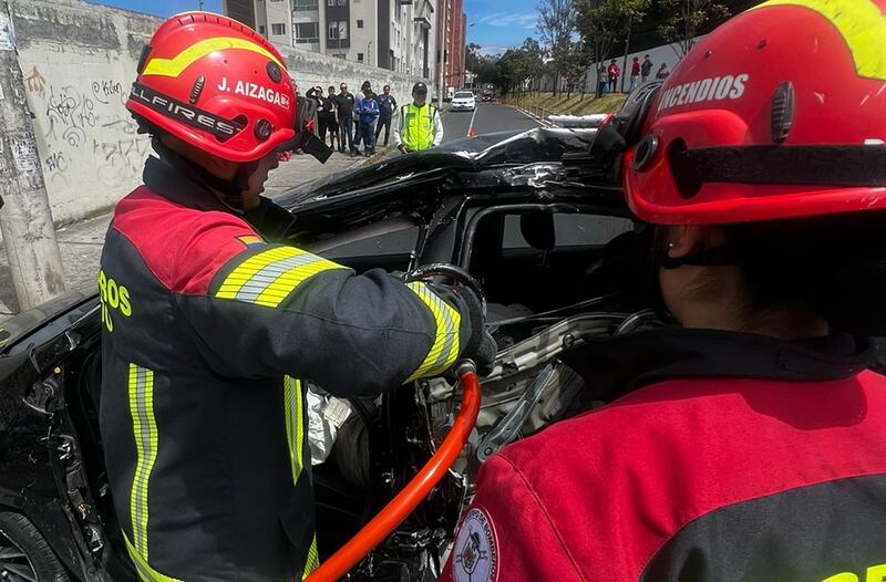VIDEO: un fallecido y un herido tras fatal accidente en el norte de Quito.