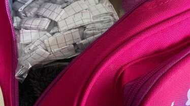 Mochila de niña llena de droga