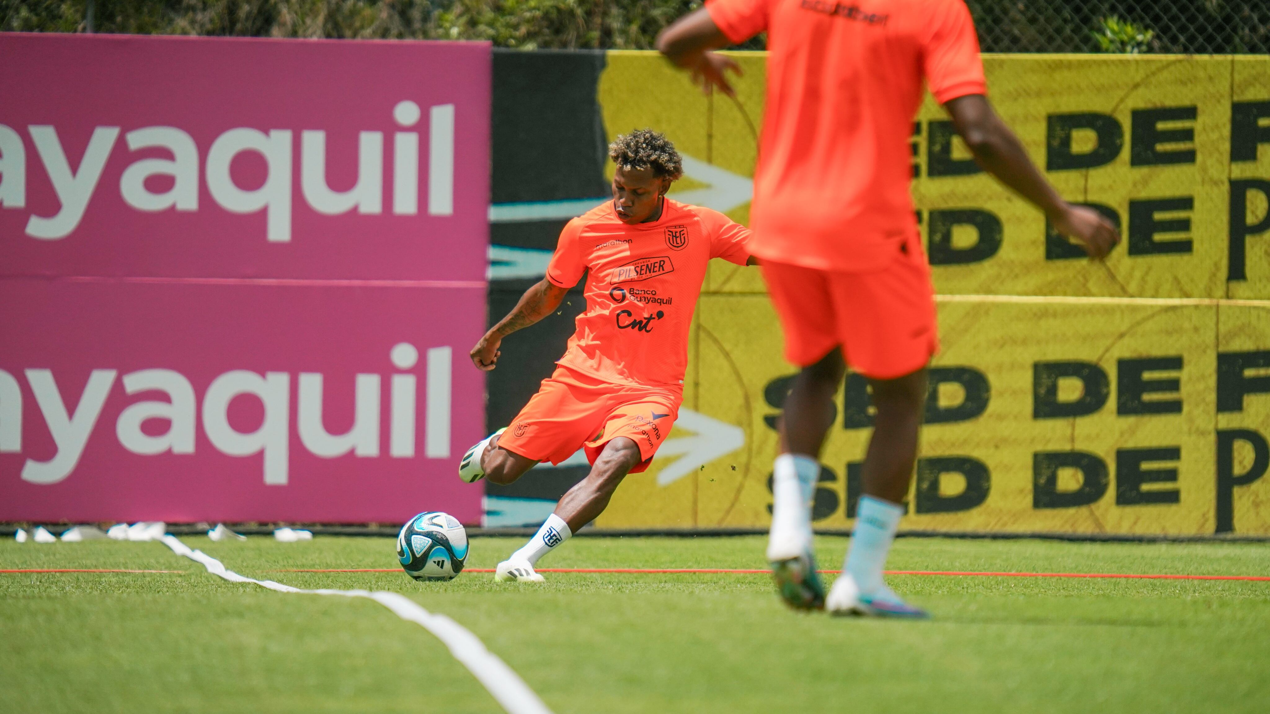 El jugador de la Tricolor, Joao Ortiz, se dispone a realizar una habilitación en una de las prácticas de Ecuador en la Casa de la Selección antes de viajar a Venezuela.
