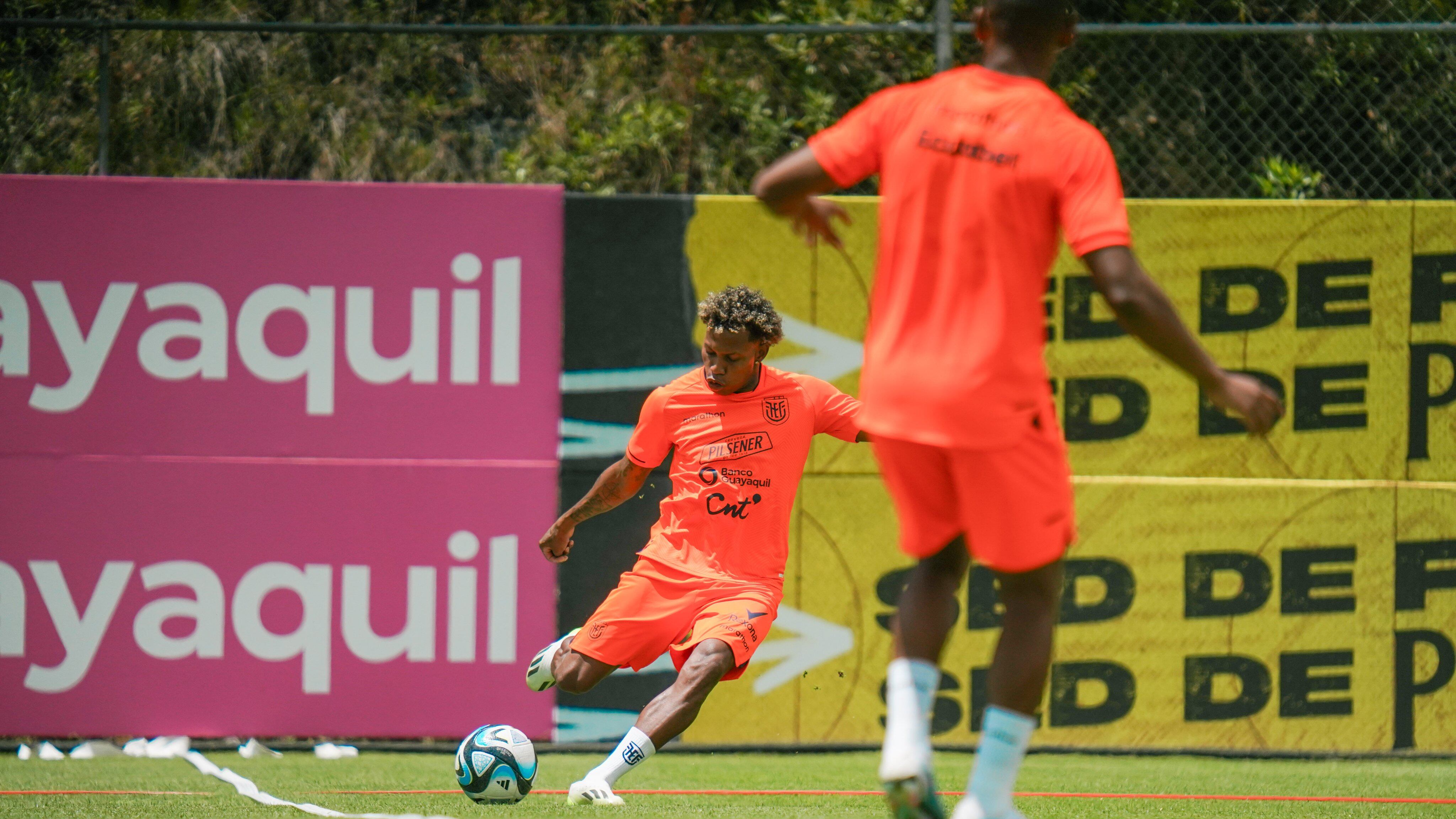 El jugador de la Tricolor, Joao Ortiz, se dispone a realizar una habilitación en una de las prácticas de Ecuador en la Casa de la Selección antes de viajar a Venezuela.