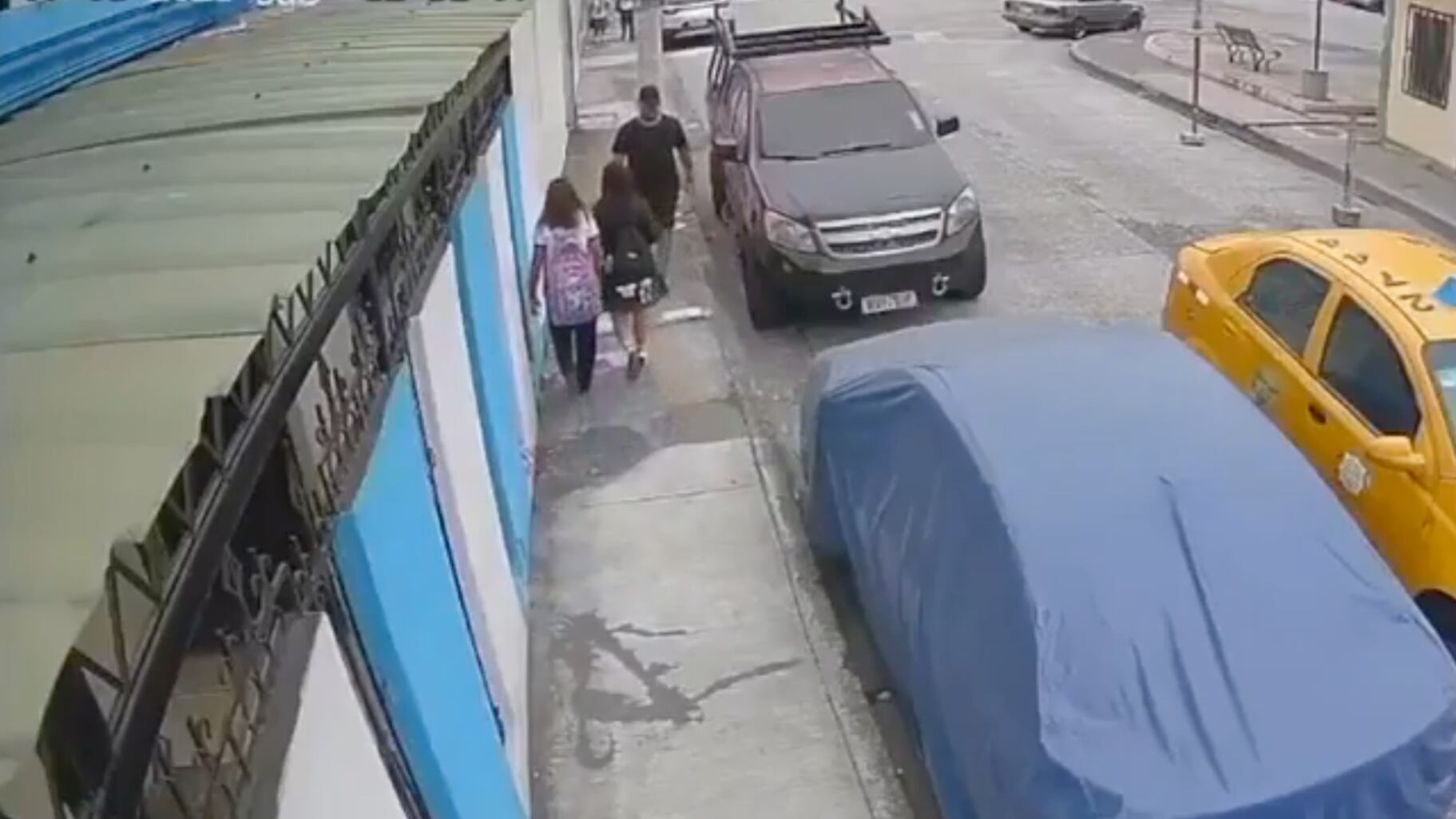 Cámara captó a un taxista tocando a una estudiante de colegio en Guayaquil
