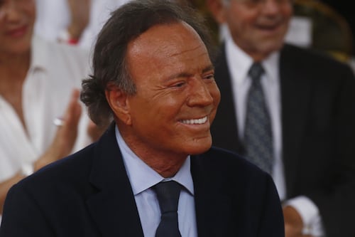 Exempleadas de Julio Iglesias lo denunciaron por agresión sexual