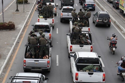 Decenas de militares llegan a Guayaquil para el toque de queda en cuatro provincias