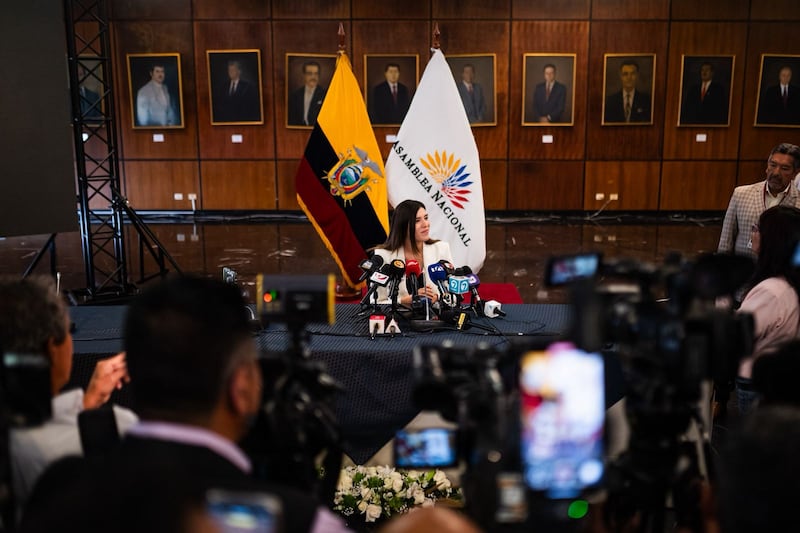 Valentina Centeno recibe proyecto de ley para proteger a la niñez del crimen organizado