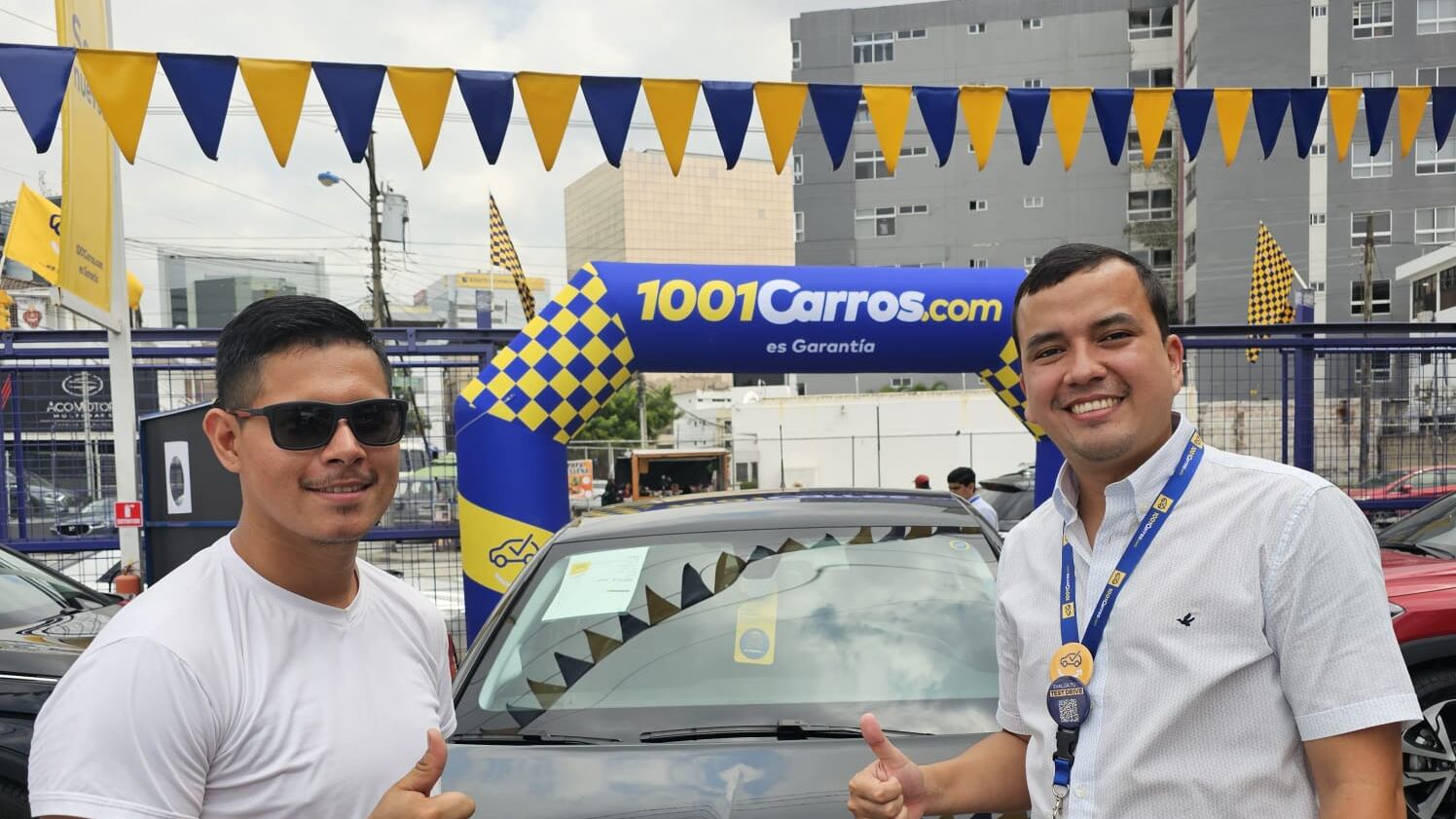 Clientes visitan la feria de vehículos seminuevos en 1001carros.com en Guayaquil, que se realiza desde el 23 hasta el 25 de junio.