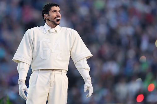 Venden camisetas que Bad Bunny regaló a empleados de tienda de ropa, valen miles de dólares