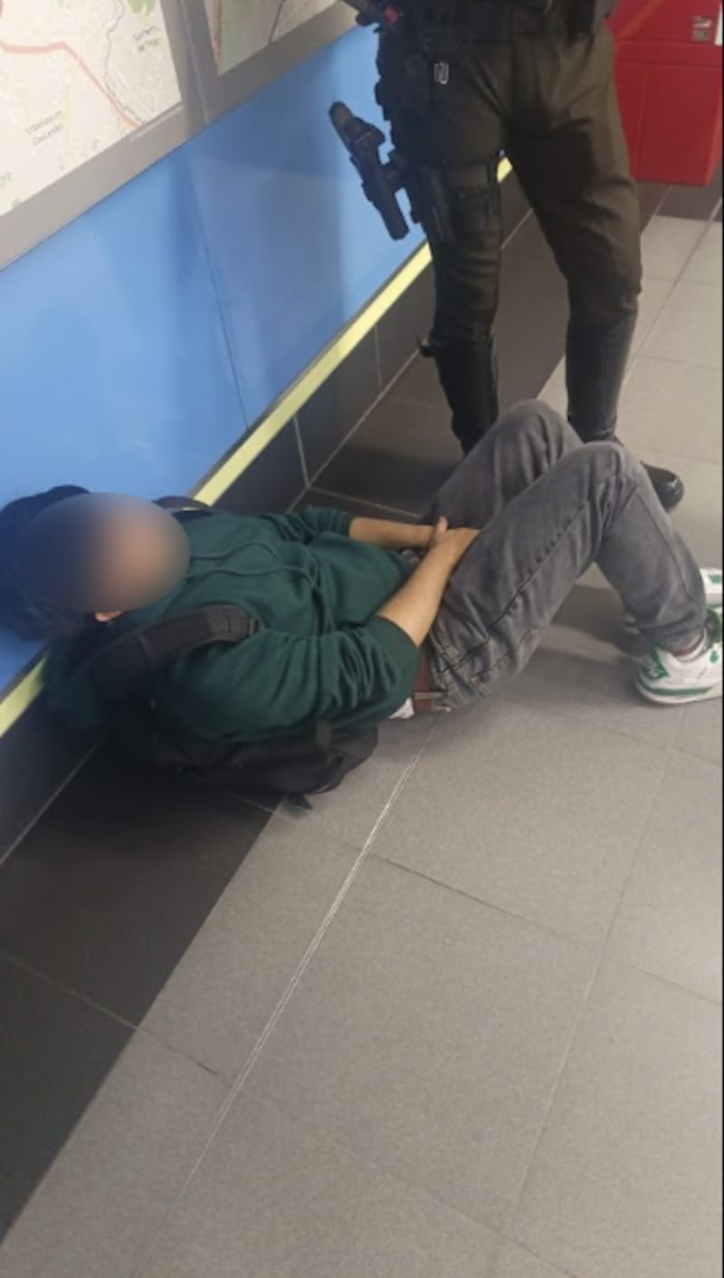 Sancionan a dos personas que ingresaron en estado etílico al Metro de Quito: una fue aprehendida por agredir a policías