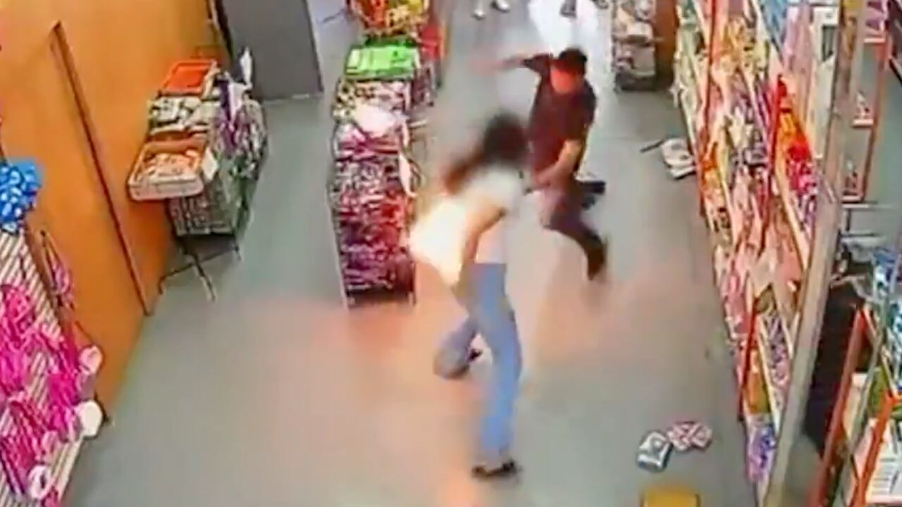 Celular explota en el bolsillo trasero de una mujer mientras hace compras (VIDEO)