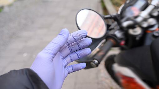 En plena calle, supuestos miembros de ‘Los Lobos’ extorsionaron a ciudadano en el sur de Quito