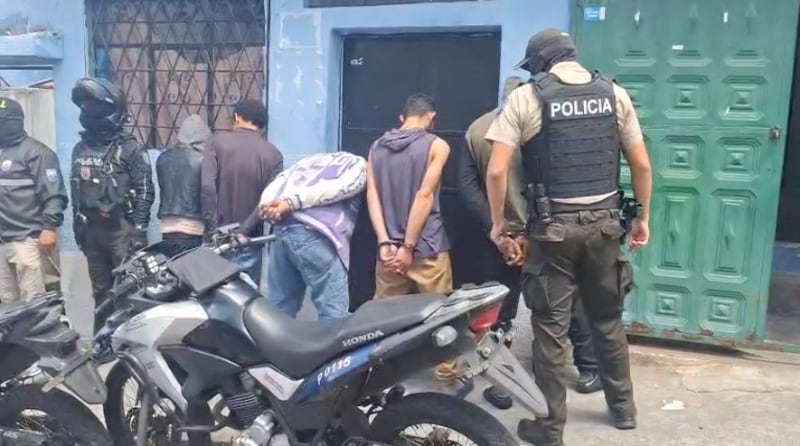 Decomisan pistolas, cuchillos, celulares tras operativo en el sector Mirador, en Quito