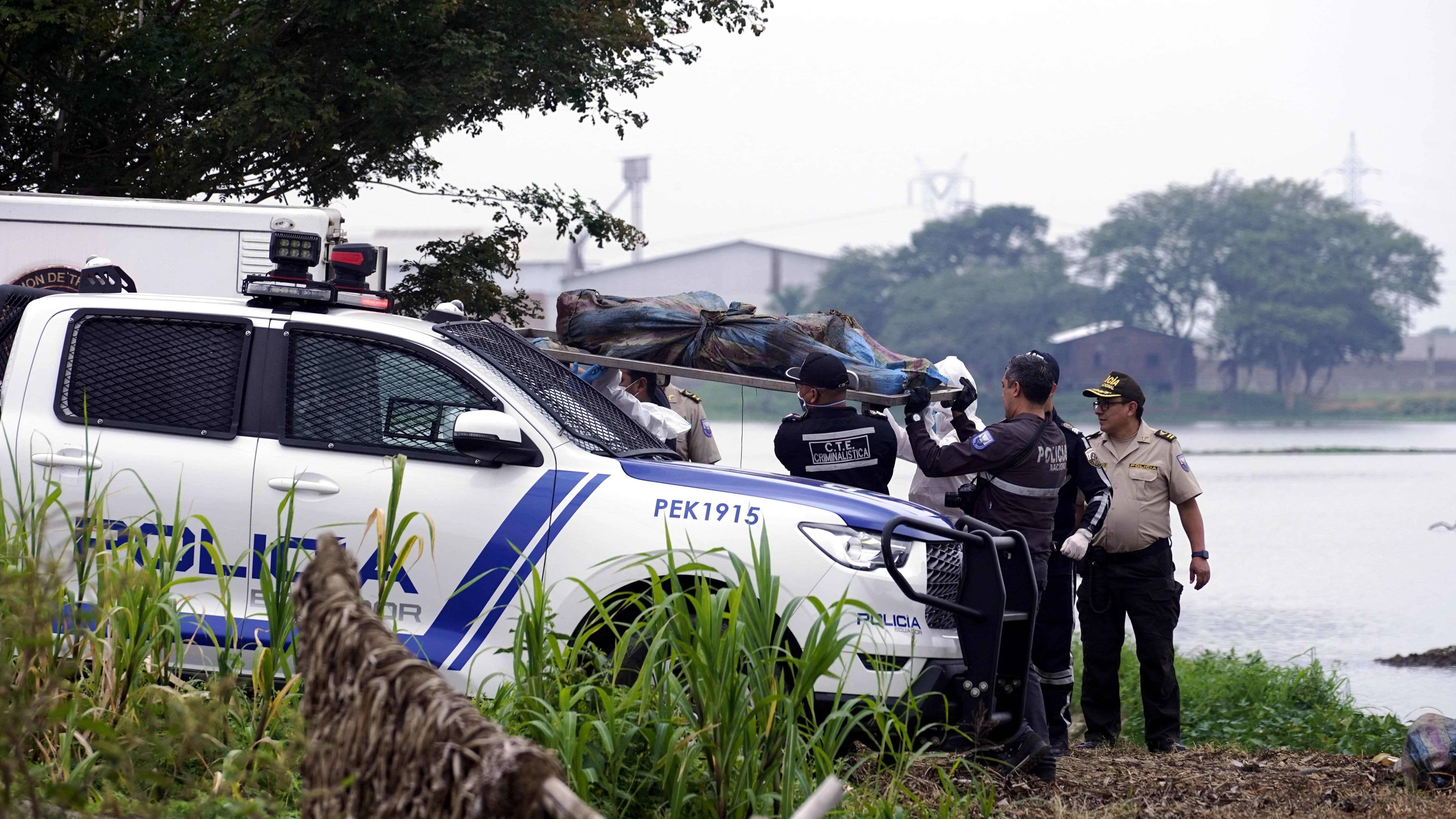 Familiares de los ocho jóvenes desaparecidos en Milagro esperan resultados oficiales tras hallazgo de cuerpos en vía Jujan-Babahoyo