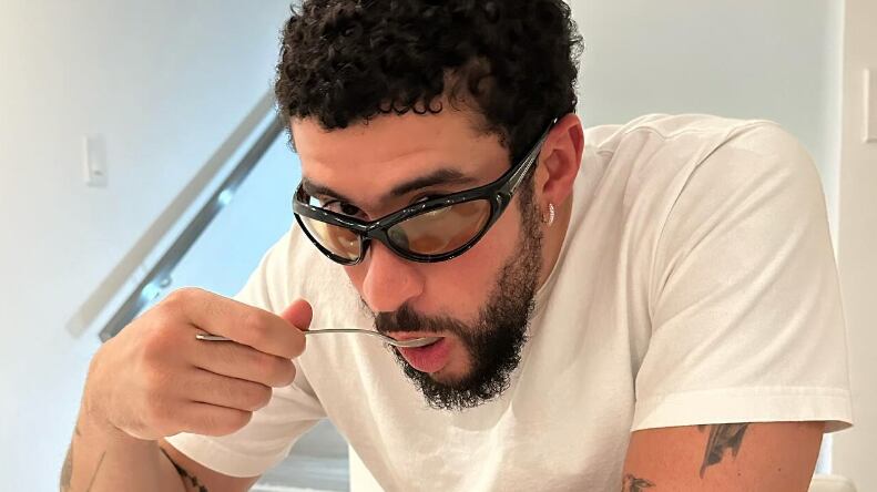 Bad Bunny besó y abrazó a un hombre en una discoteca