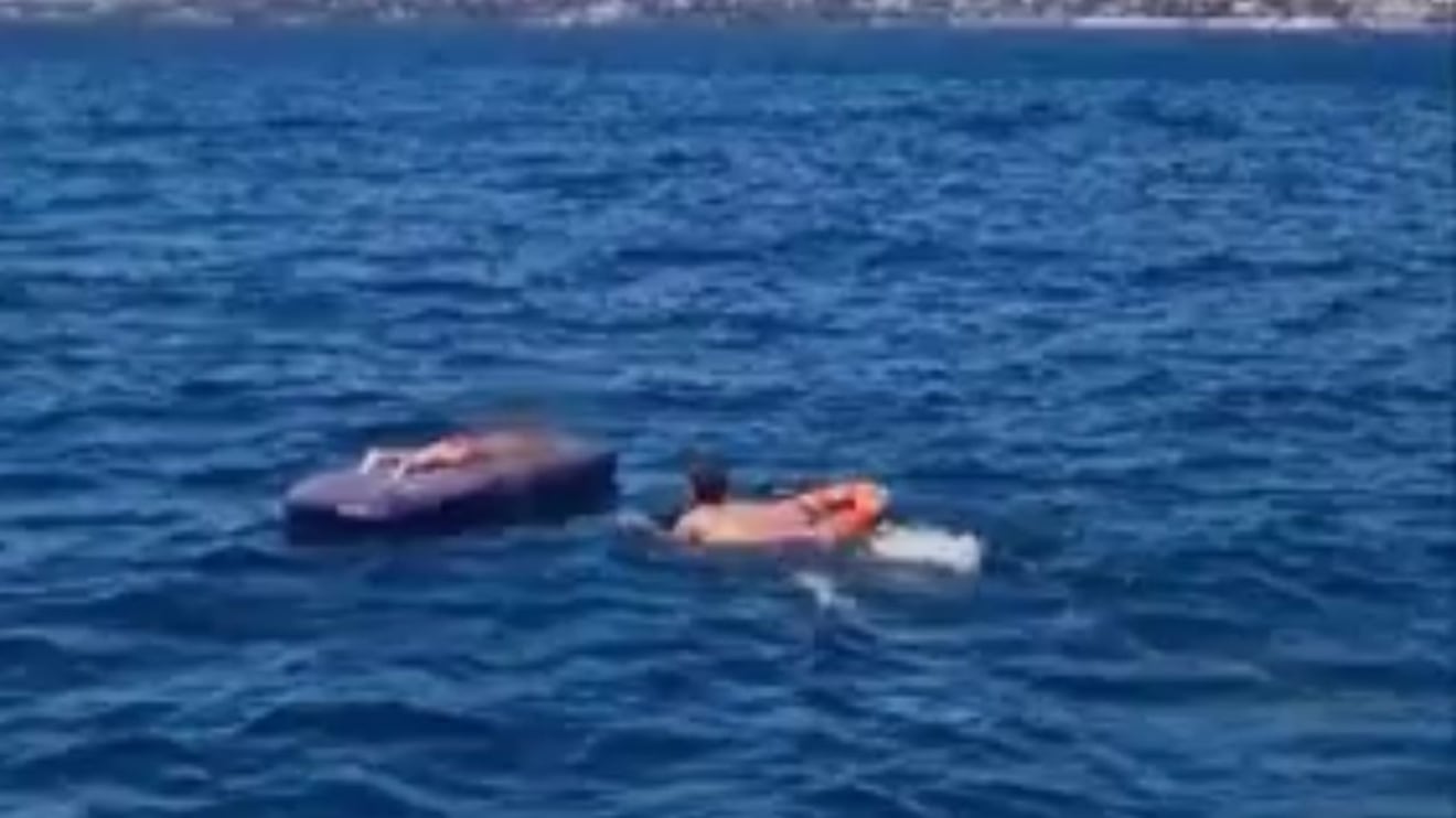 Rescatan a una abuela y su nieto: quedaron a la deriva 4 kilómetros mar adentro