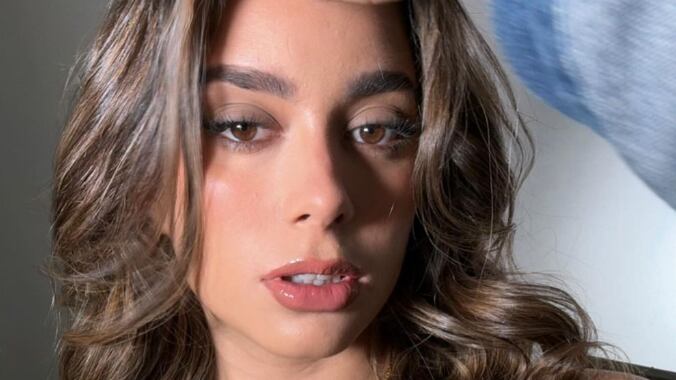 Luciana Guschmer y su peculiar forma de limpiarse la boca