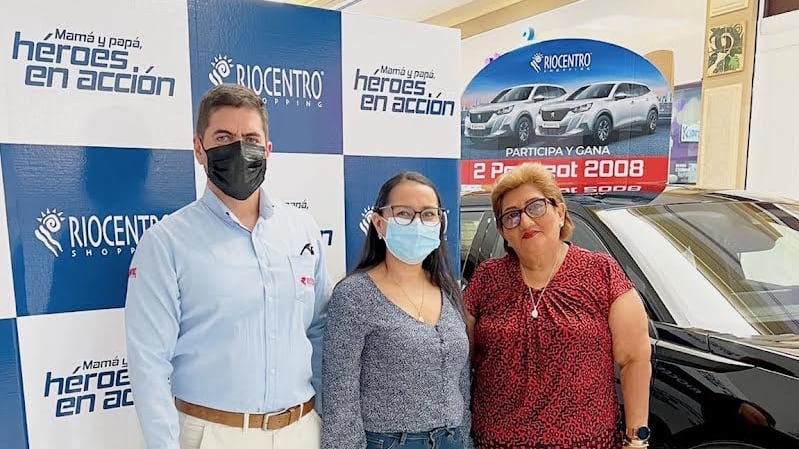 Los ganadores de la campaña “Mamá y Papá” de Riocentro Shopping.