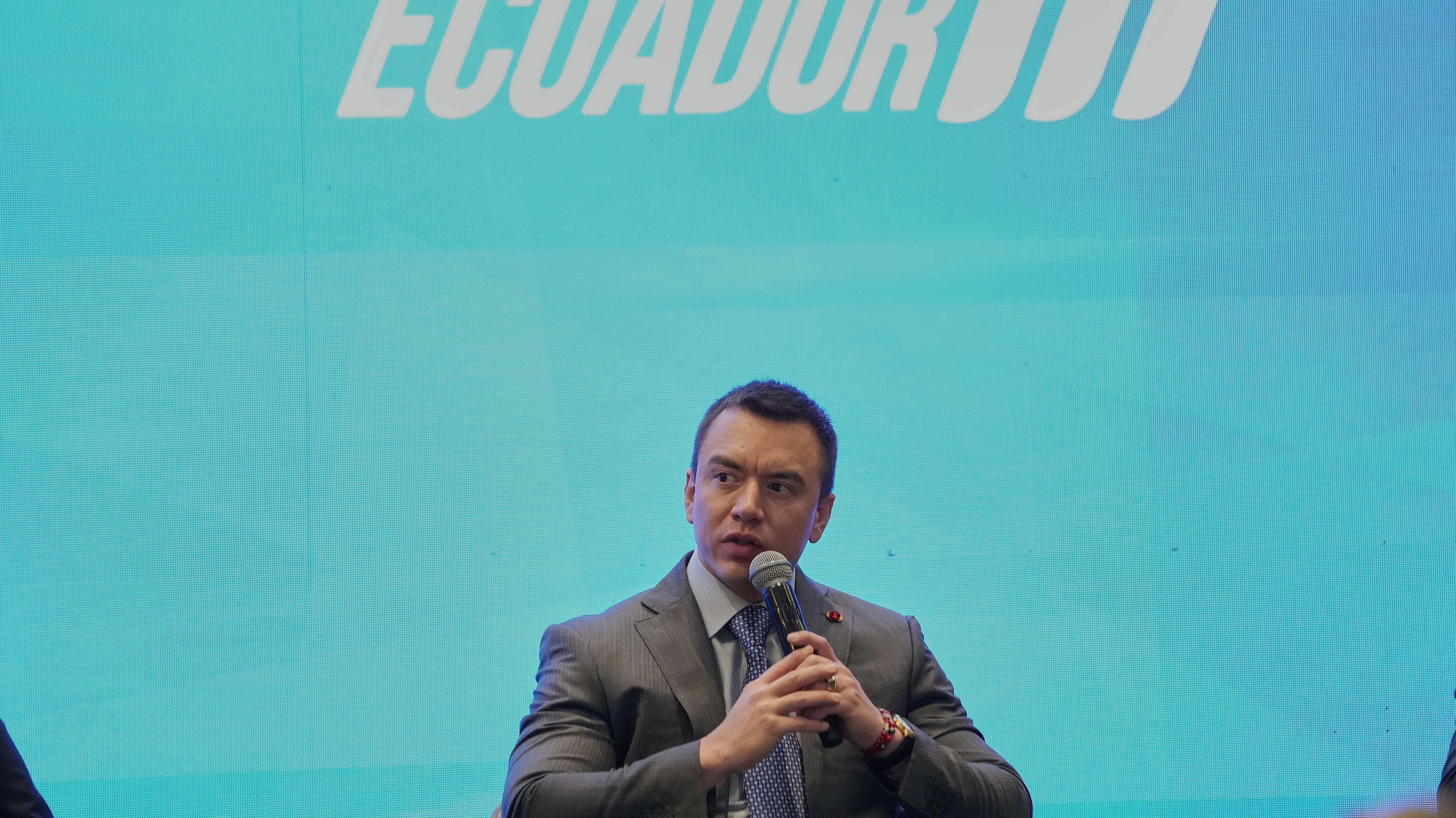 El presidente de Ecuador, Daniel Noboa, asiste a la ceremonia de apertura de la Conferencia Internacional sobre Drogas Sintéticas en Quito, Ecuador, el lunes 26 de enero de 2026. (AP Foto/Dolores Ochoa)