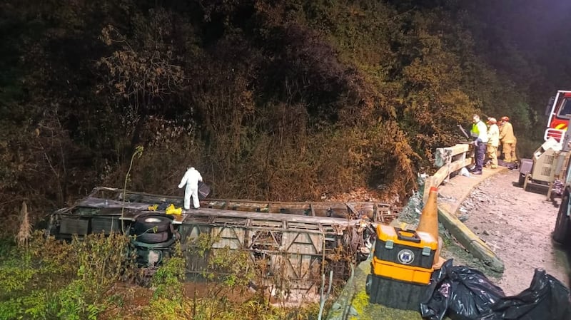 Rescatistas trabajan en la zona donde el bus cayó al río El Chorro en la vía Cuenca-Molleturo.