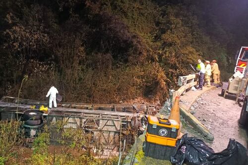 Sube a 14 la cifra de muertos tras caída de bus en la vía Cuenca-Molleturo