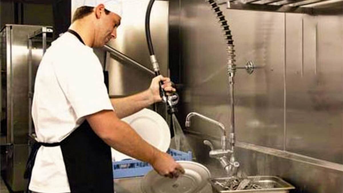 ¿Quieres trabajar en Disney? Buscan lavaplatos y el sueldo es de $16,45 la hora y bono de 1.500 dólares