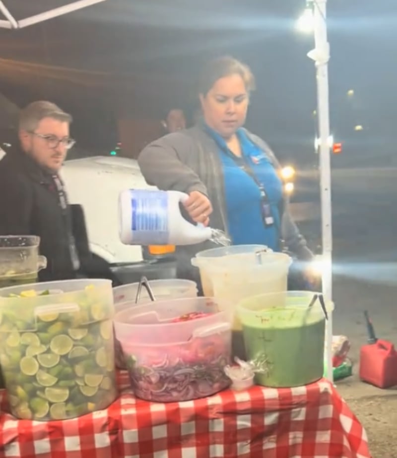 Inspectora rocía cloro sobre alimentos de una taquería latina en Denver.