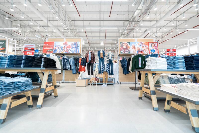 Old Navy abrió con una colección que ofrece atuendos divertidos, fabulosos y asequibles.