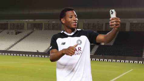 Gonzalo Plata  y una selfie en la presentación con Al Sadd de Qatar