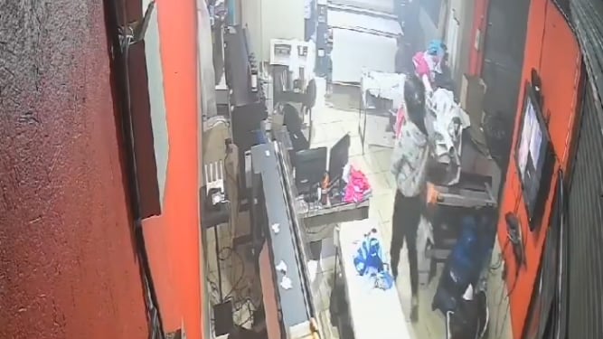 VIDEOS: así fue cómo sujetos robaron local en el sur de Quito