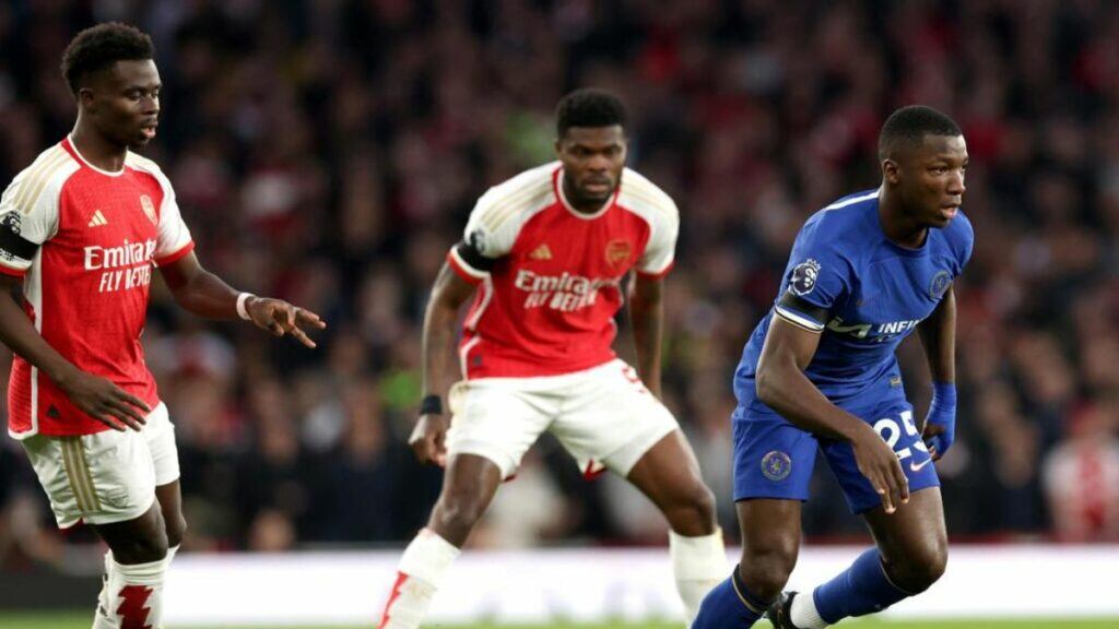 Moisés Caicedo con el Chelsea, enfrentando al Arsenal