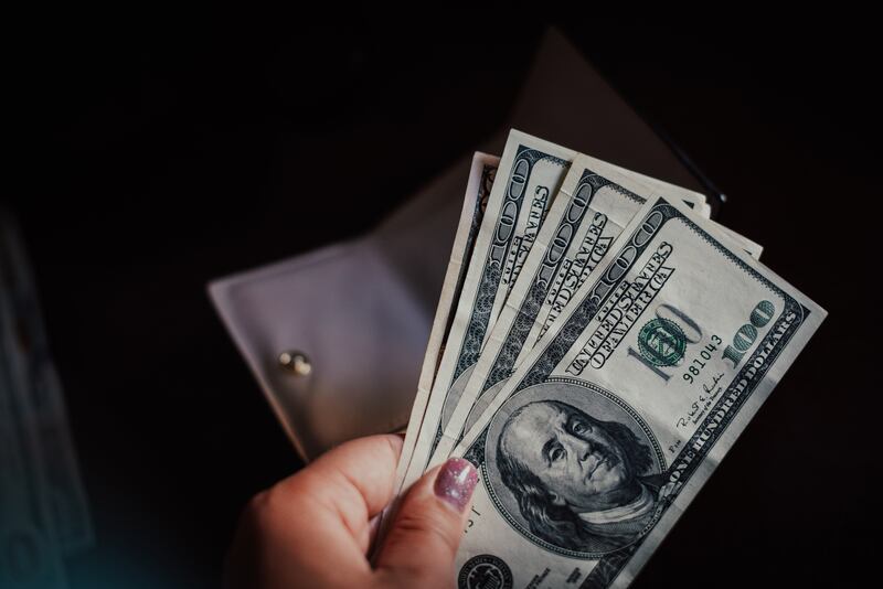 Dinero en efectivo en referencia al pago de horas extraordinarias de trabajo